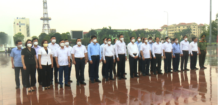 Đoàn công tác của Ban Nội chính Trung ương  dâng hoa tại Tượng đài Tổng Bí thư Nguyễn Văn Linh