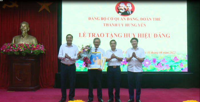 Đồng chí Phạm Huy Bình  - Uỷ viên  Ban thường vụ Tỉnh ủy, Bí thư Thành ủy  trao huy hiệu Đảng đợt 2/9 tại Đảng bộ cơ quan Đảng, đoàn thể Thành ủy
