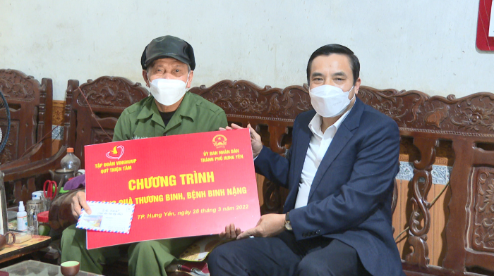 Đồng chí Bí thư Thành ủy – Phạm Huy Bình trao tặng quà  của Quỹ Thiện Tâm - Tập đoàn Vingroup cho thương binh, bệnh binh nặng
