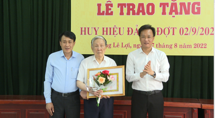 Bí thư Tỉnh ủy Nguyễn Hữu Nghĩa trao huy hiệu tại Đảng bộ Phường Lê Lợi