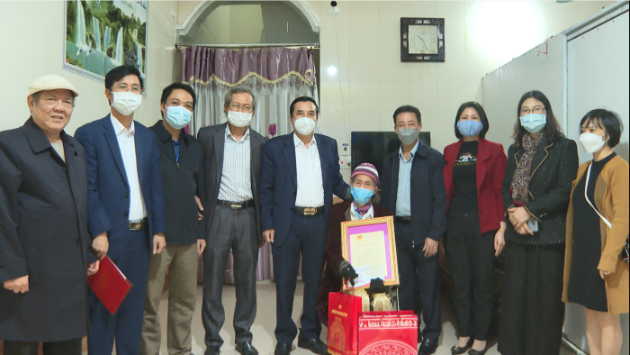 Đồng chí Bí thư Thành ủy Phạm Huy Bình thăm tặng quà Tết các gia đình chính sách, người có công và người cao tuổi nhân dịp Tết nguyên đán Nhâm Dần