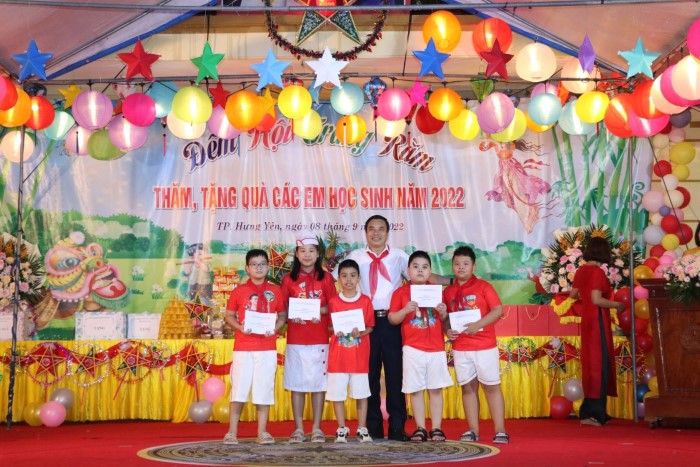 Đồng chí Bí thư Thành ủy tặng quà và vui Tết Trung thu tại trường Tiểu học An Tảo