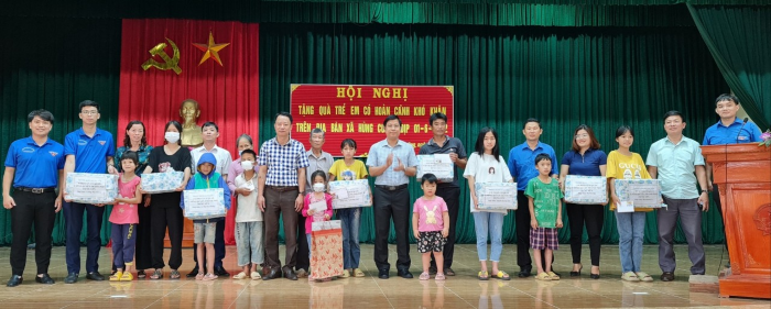 Chi Đoàn thanh niên cơ quan chính quyền UBND thành phố tặng  quà cho thiếu nhi hoàn cảnh đặc biệt khó khăn tại xã Hùng Cường