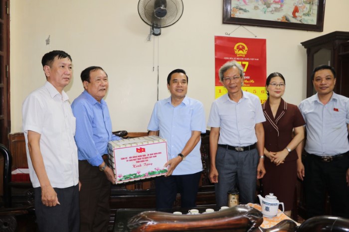 Đồng chí Bí thư Thành ủy Hưng Yên Phạm Huy Bình thăm, tặng quà mẹ Việt Nam anh hùng