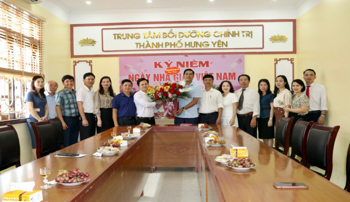 Đồng chí Phó Bí thư thường trực Thành ủy - Lương Công Chanh tặng hoa, chúc mừng một số trường học trên địa bàn thành phố