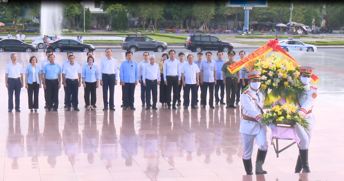 Đồng chí Chủ tịch Ủy ban Trung ương Mặt trận Tổ quốc Việt Nam Đỗ Văn Chiến dâng hương tại Nhà lưu niệm Bác Hồ, dâng hoa tượng đài Tổng Bí thư Nguyễn Văn Linh và Đài tưởng niệm các anh hùng Liệt sỹ tỉnh