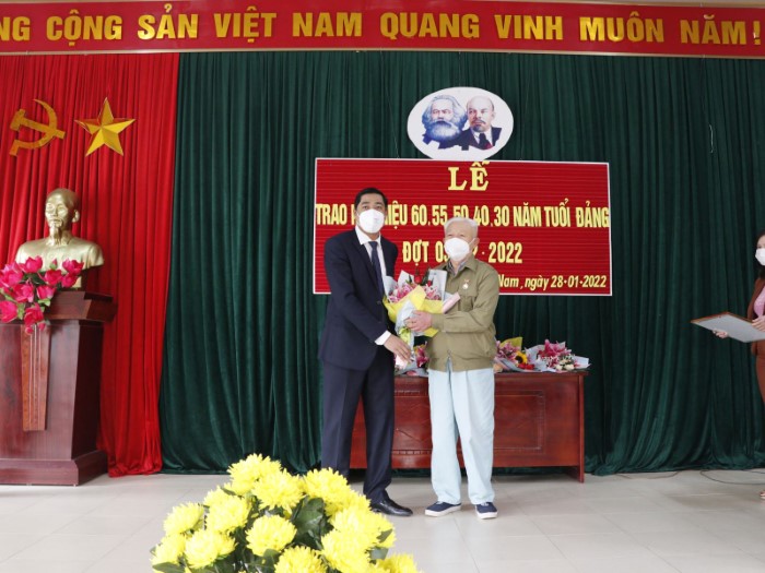 Đồng chí Phó Bí thư Thường trực Thành ủy Lương Công Chanh trao Huy hiệu đợt 3/2 tại Đảng bộ xã Hồng Nam