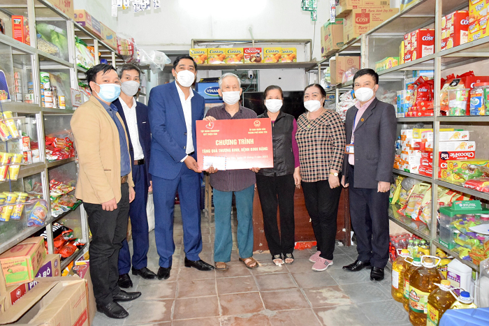 Đồng chí Phó Bí thư Thường trực Thành ủy Lương Công Chanh thăm tặng quà   của Quỹ thiện tâm - Tập đoàn Vingroup cho các thương, bệnh binh