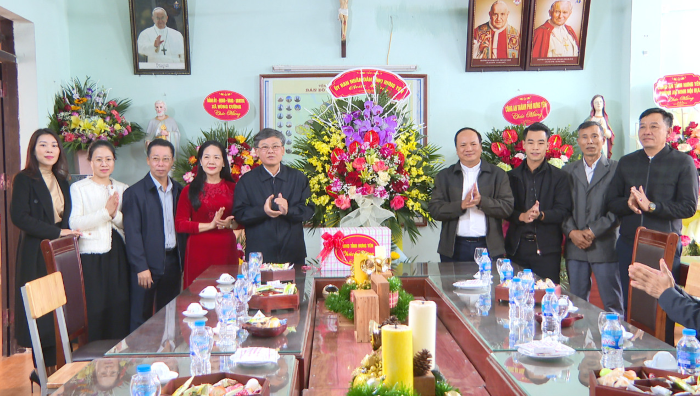 Đồng chí Phó Chủ tịch UBND tỉnh Nguyễn Duy Hưng thăm và tặng quà chức sắc, đồng bào Công giáo tại Giáo xứ Hoàng Xá, xã Hùng Cường