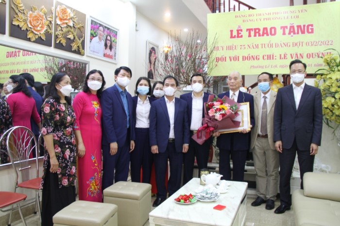 Đồng chí Bí thư Tỉnh ủy trao huy hiệu 75 năm tuổi Đảng tại Đảng bộ phường Lê Lợi