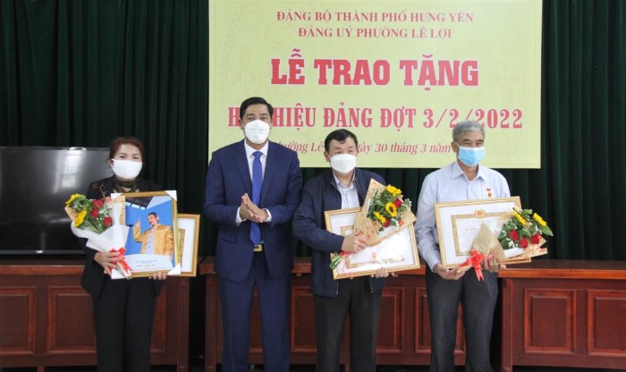 Đồng chí Phó Bí thư Thường trực Thành ủy, Chủ tịch HĐND thành phố - Lương Công Chanh trao Huy hiệu Đảng ở Đảng bộ phường Lê Lợi