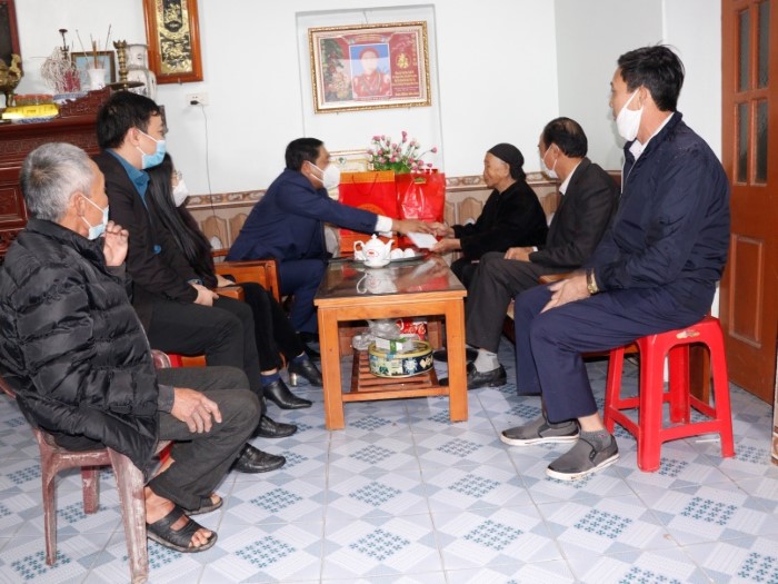 Đồng chí Phó Bí thư Thường trực Thành ủy Lương Công Chanh đi thăm và tặng quà dịp Tết Nhâm Dần