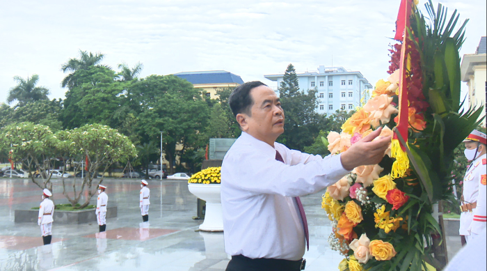 Đồng chí Phó Chủ tịch Thường trực Quốc hội Trần Thanh Mẫn cùng Đoàn công tác dâng hoa tưởng niệm Tổng Bí thư Nguyễn Văn Linh
