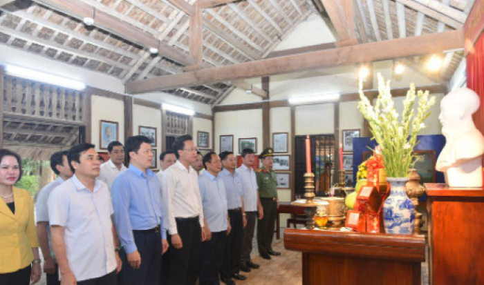 Các đồng chí lãnh đạo tỉnh và thành phố dâng hương tại Nhà lưu niệm Bác Hồ nhân dịp kỷ niệm 132 năm ngày sinh Chủ tịch Hồ Chí Minh