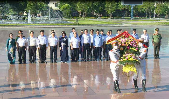 Các đồng chí lãnh đạo tỉnh và thành phố dâng hương, dâng hoa tại nhà lưu niệm Bác Hồ, tượng đài Tổng Bí thư Nguyễn Văn Linh và Đài tưởng niệm các anh hùng liệt sỹ tỉnh