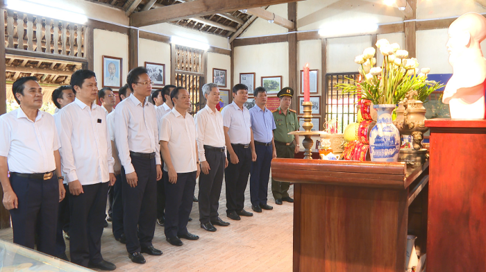 Lễ dâng hương, dâng hoa kỷ niệm 77 năm ngày Quốc khánh nước Cộng hòa xã hội chủ nghĩa Việt Nam