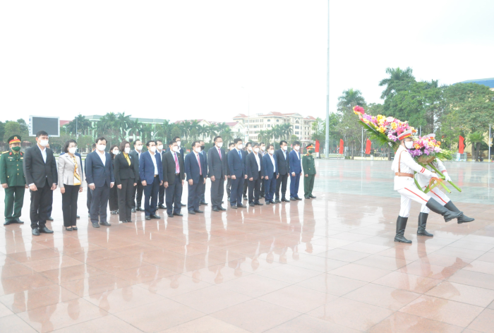 Các đồng chí lãnh đạo tỉnh và thành phố dâng hương,dâng hoa tại nhà lưu niệm Bác Hồ, tượng đài Tổng Bí thư Nguyễn Văn Linh và Đài tưởng niệm các anh hùng liệt sỹ