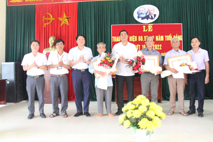 Đồng chí Phó Bí thư Thường trực Thành uỷ - Lương Công Chanh trao Huy hiệu đảng đợt 19/5 tại Đảng bộ xã Hồng Nam