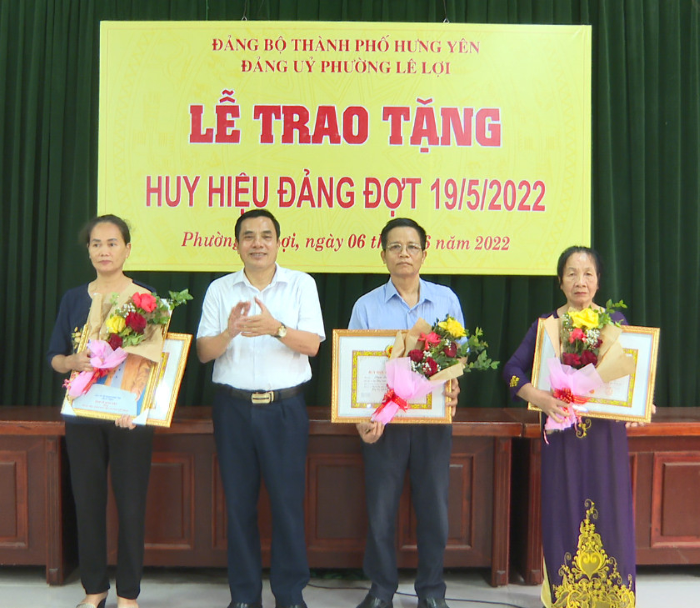 Đồng chí Bí thư Thành ủy Phạm Huy Bình trao Huy hiệu Đảng đợt 19/5 tại Đảng bộ phường Lê Lợi