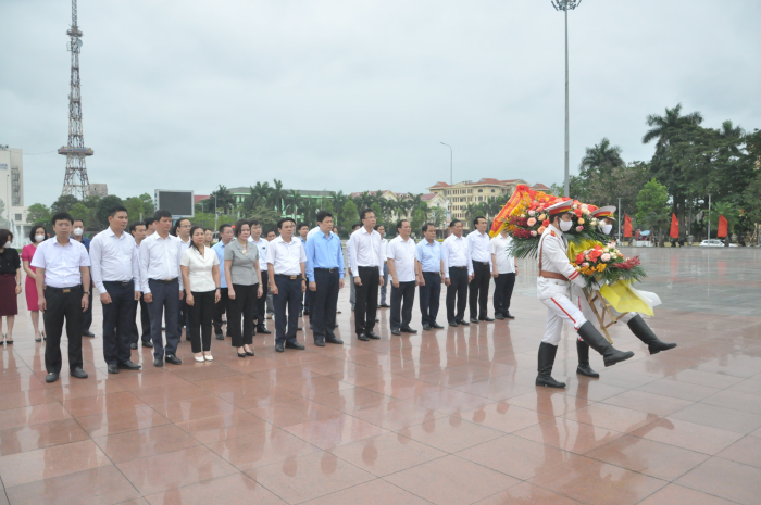 Các đồng chí lãnh đạo tỉnh và thành phố dâng hương, dâng hoa tại Nhà lưu niệm Bác Hồ, tượng đài Tổng Bí thư Nguyễn Văn Linh và Đài tưởng niệm các anh hùng Liệt sỹ tỉnh