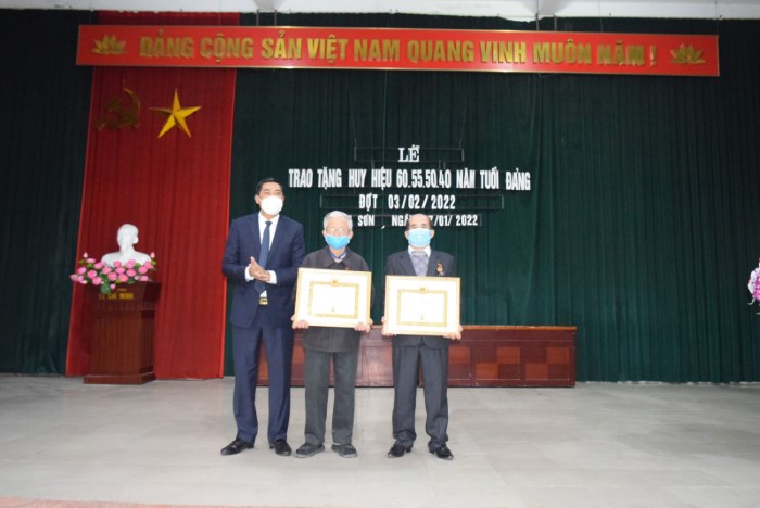  Đồng chí Phó Bí thư Thường trực Thành ủy Lương Công Chanh trao huy hiệu Đảng đợt 3/2 tại Đảng bộ phường Lam Sơn