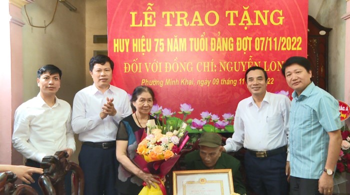 Đồng chí Phó Bí thư thường trực Tỉnh ủy trao Huy hiệu 75 năm tuổi Đảng cho Đảng viên thuộc Đảng bộ phường Minh Khai