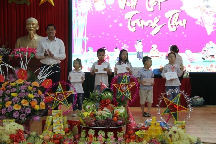Đồng chí Phó Bí thư thường trực Thành ủy Lương Công Chanh thăm, tặng quà và vui Tết Trung thu tại trường Tiểu học và THCS Tân Hưng