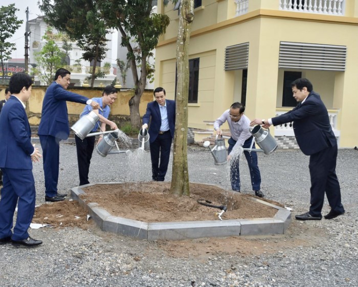 Các đồng chí lãnh đạo thành phố trồng cây tại khuôn viên Trung tâm Bảo vệ, chăm sóc sức khỏe cán bộ tỉnh