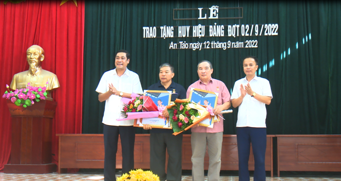 Đồng chí Phó Bí thư thường trực Thành ủy – Lương Công Chanh trao huy hiệu Đảng đợt 2/9 tại Đảng bộ phường An Tảo