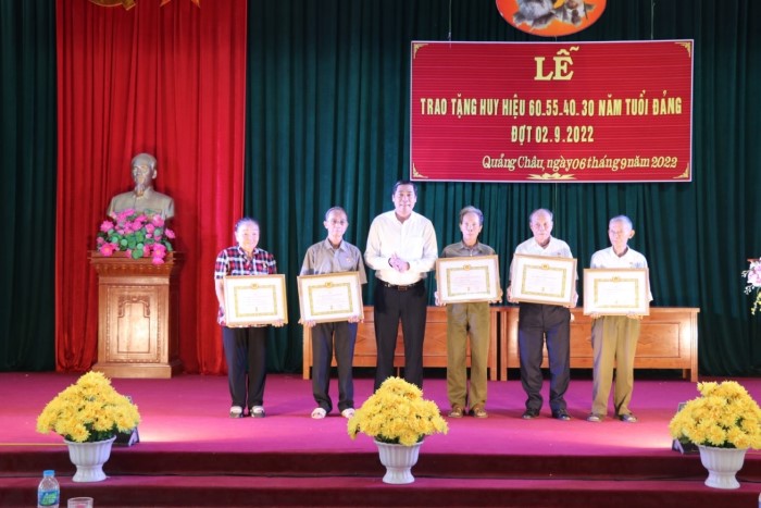 Đồng chí Phó Bí thư Thường trực Thành ủy Lương Công Chanh trao huy hiệu Đảng đợt 2/9 tại Đảng bộ xã Quảng Châu