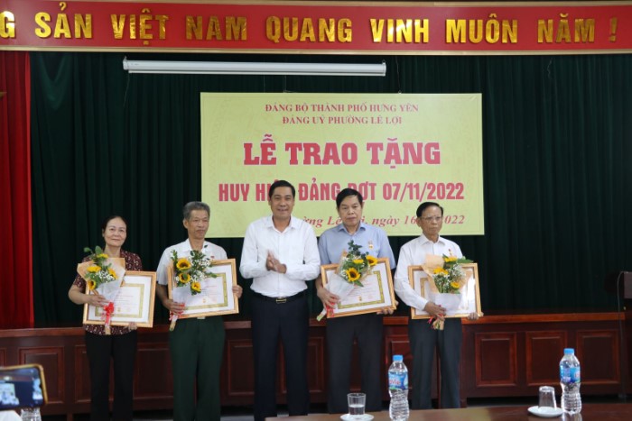 Đồng chí Phó Bí thư thường trực Thành ủy Lương Công Chanh   trao tặng huy hiệu Đảng tại phường Lê Lợi