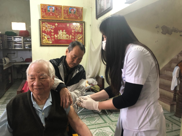 Trung tâm y tế thành phố tiêm Vacxin phòng bệnh Covi-19 lưu động tại Bảo Khê