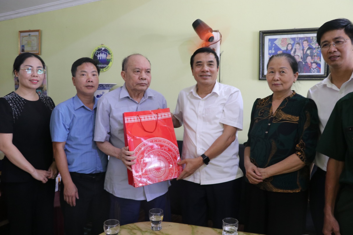 Bí thư Thành ủy Phạm Huy Bình thăm, tặng quà các gia đình chính sách tại phường Lê Lợi