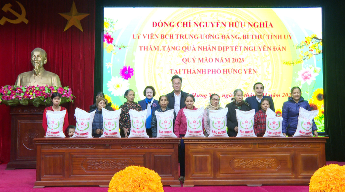 Đồng chí Bí thư Tỉnh ủy Nguyễn Hữu Nghĩa thăm,   tặng quà Tết Quý Mão 2023 tại thành phố Hưng Yên