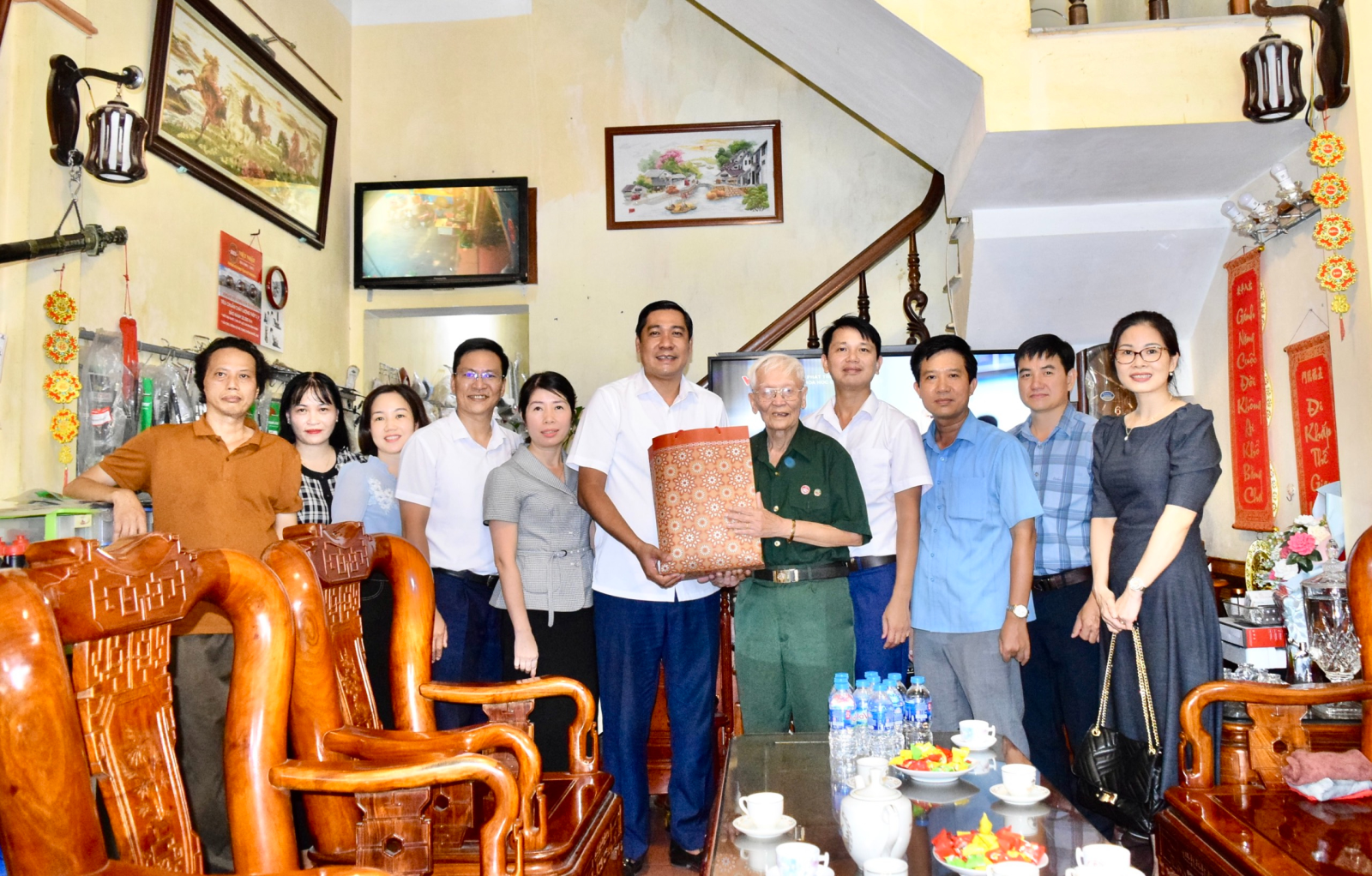 Công đoàn Cơ quan Đảng, Đoàn thể Thành ủy thăm, tặng quà  gia đình chính sánh nhân dịp kỷ niệm 76 năm ngày thương binh liệt sĩ