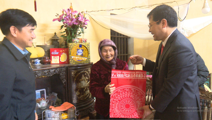 Đồng chí Chủ tịch UBND thành phố  Doãn Quốc Hoàn đi thăm, tặng quà nhân dịp Tết Quý Mão 2023