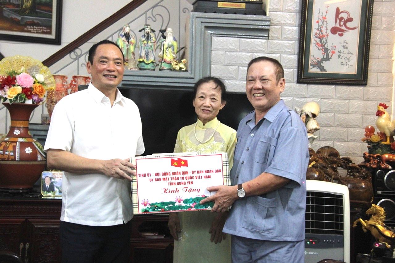 Đồng chí Trần Quốc Văn - Phó Bí thư Tỉnh ủy, Chủ tịch UBND tỉnh thăm, tặng quà người có công, gia đình liệt sĩ trên địa bàn thành phố