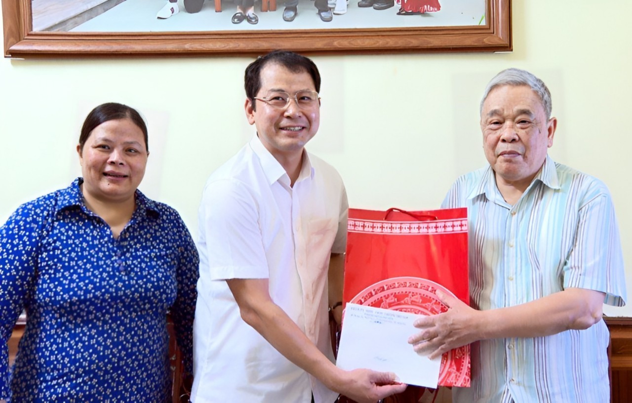 Đồng chí Chủ tịch UBND thành phố Doãn Quốc Hoàn thăm, tặng quà gia đình chính sách ở Phường Quang Trung