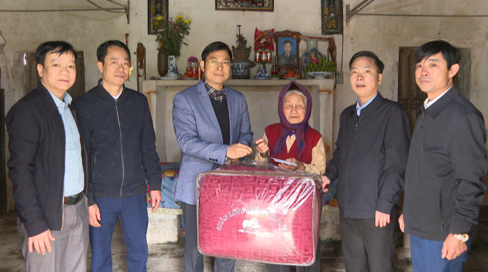 Đồng chí Bí thư Đảng ủy cơ quan Chính quyền thành phố Phạm Quốc Hoàn thăm tặng quà Tết các gia đình nghèo có hoàn cảnh đặc biệt khó khăn tại xã Hùng Cường nhân dịp Tết nguyên đán Quý Mão 2023