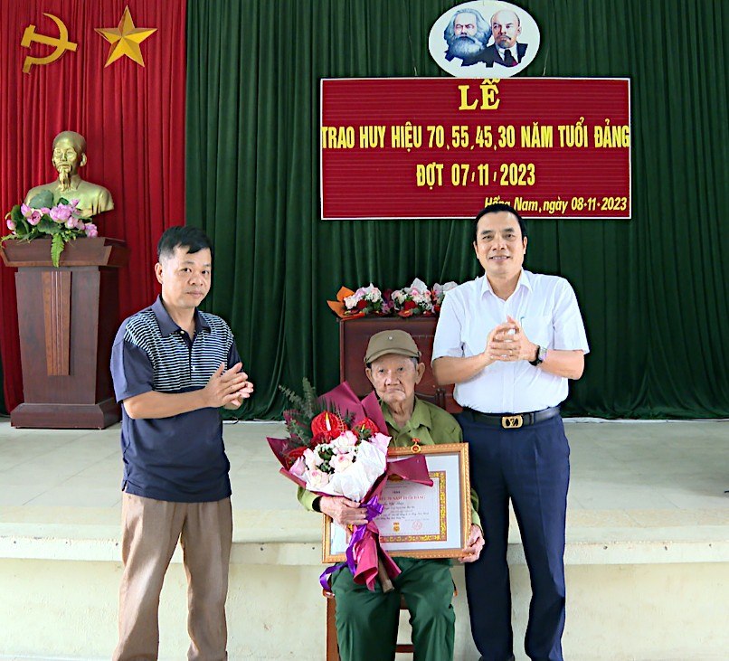 Đồng chí Bí thư Thành ủy Phạm Huy Bình trao tặng huy hiệu Đảng   tại Đảng bộ xã Hồng Nam và Đảng bộ phường Quang Trung