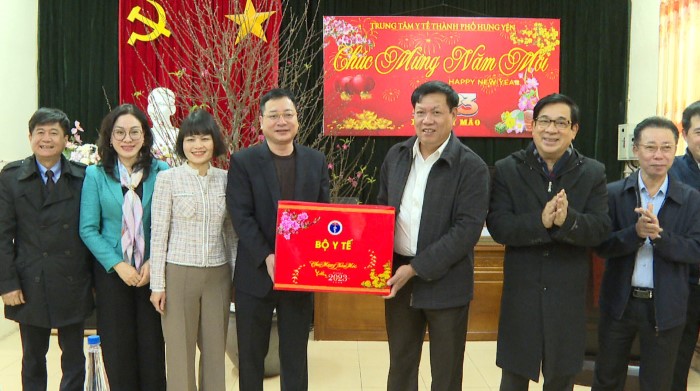 Đồng chí Thứ trưởng Bộ Y tế - Đỗ Xuân Tuyên thăm, tặng quà, chúc Tết tại Trung tâm Y tế thành phố