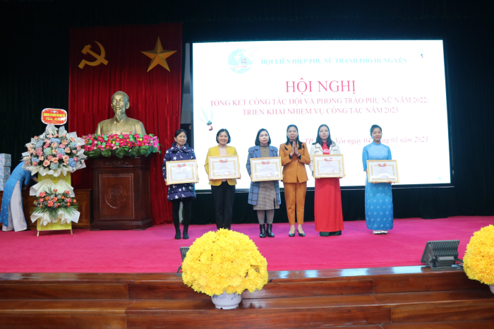 Đồng chí Lương Công Chanh - Phó Bí thư thường trực Thành ủy,  Chủ tịch HĐND thành phố dự Hội nghị Tổng kết công tác  Hội phụ nữ năm 2022, triển khai nhiệm vụ năm 2023