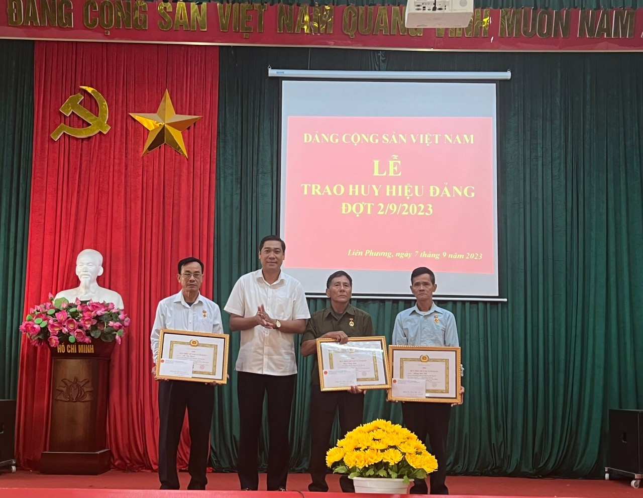 Đồng chí Lương Công Chanh - Phó Bí thư Thường trực Thành ủy  trao Huy hiệu Đảng đợt 2/9 tại Đảng bộ xã Liên Phương