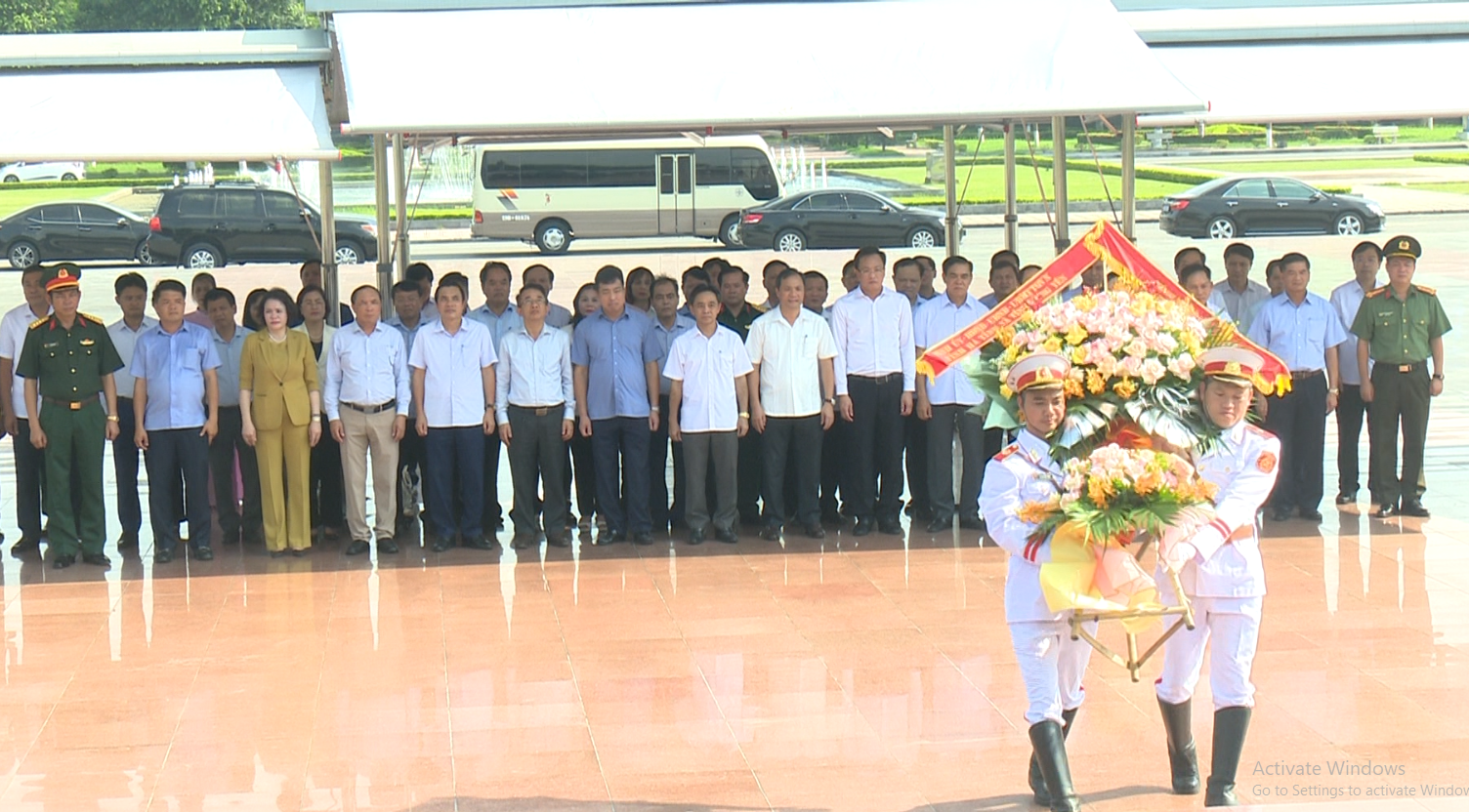 Đoàn công tác của Ban Thường vụ Tỉnh ủy Hà Tĩnh dâng hoa tại tượng đài Tổng Bí thư Nguyễn Văn Linh