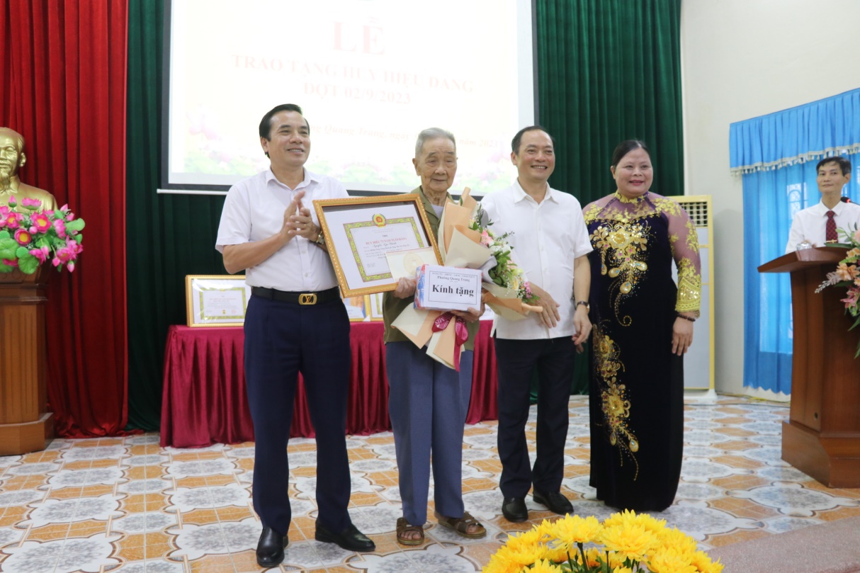 Đồng chí Trần Quốc Văn - Phó Bí thư Tỉnh ủy, Chủ tịch UBND tỉnh trao Huy hiệu Đảng tại phường Quang Trung