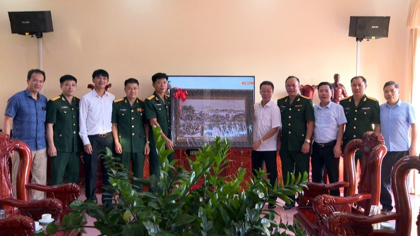 Đoàn công tác của thành phố thăm, tặng quà và dự Lễ tuyên thệ chiến sỹ mới nhập ngũ tại Lữ đoàn Pháo binh 164, Quân đoàn 2