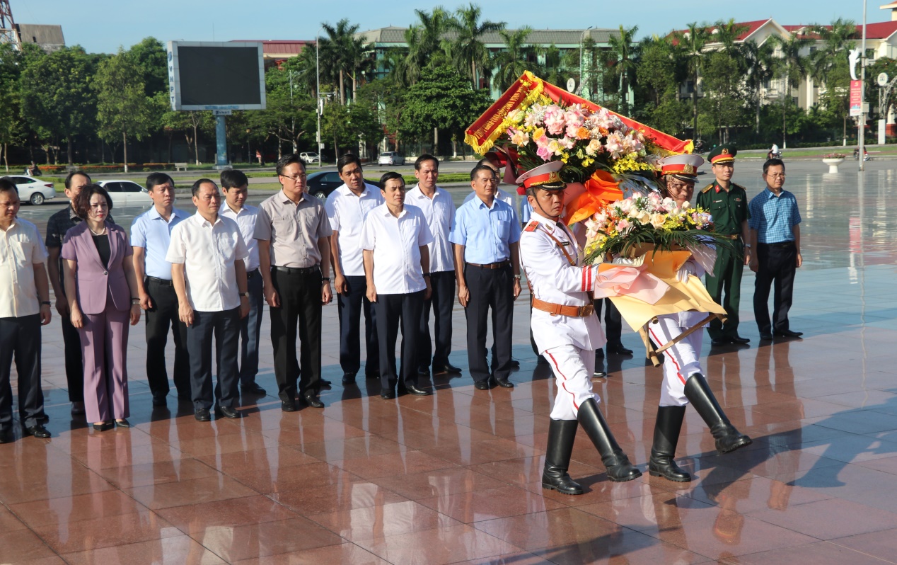 Các đồng chí lãnh đạo tỉnh và thành phố đã đến dâng hương, dâng hoa tại nhà lưu niệm Chủ tịch Hồ Chí Minh và tượng đài Tổng Bí thư Nguyễn Văn Linh nhân kỷ niệm 76 năm ngày thương binh liệt sỹ