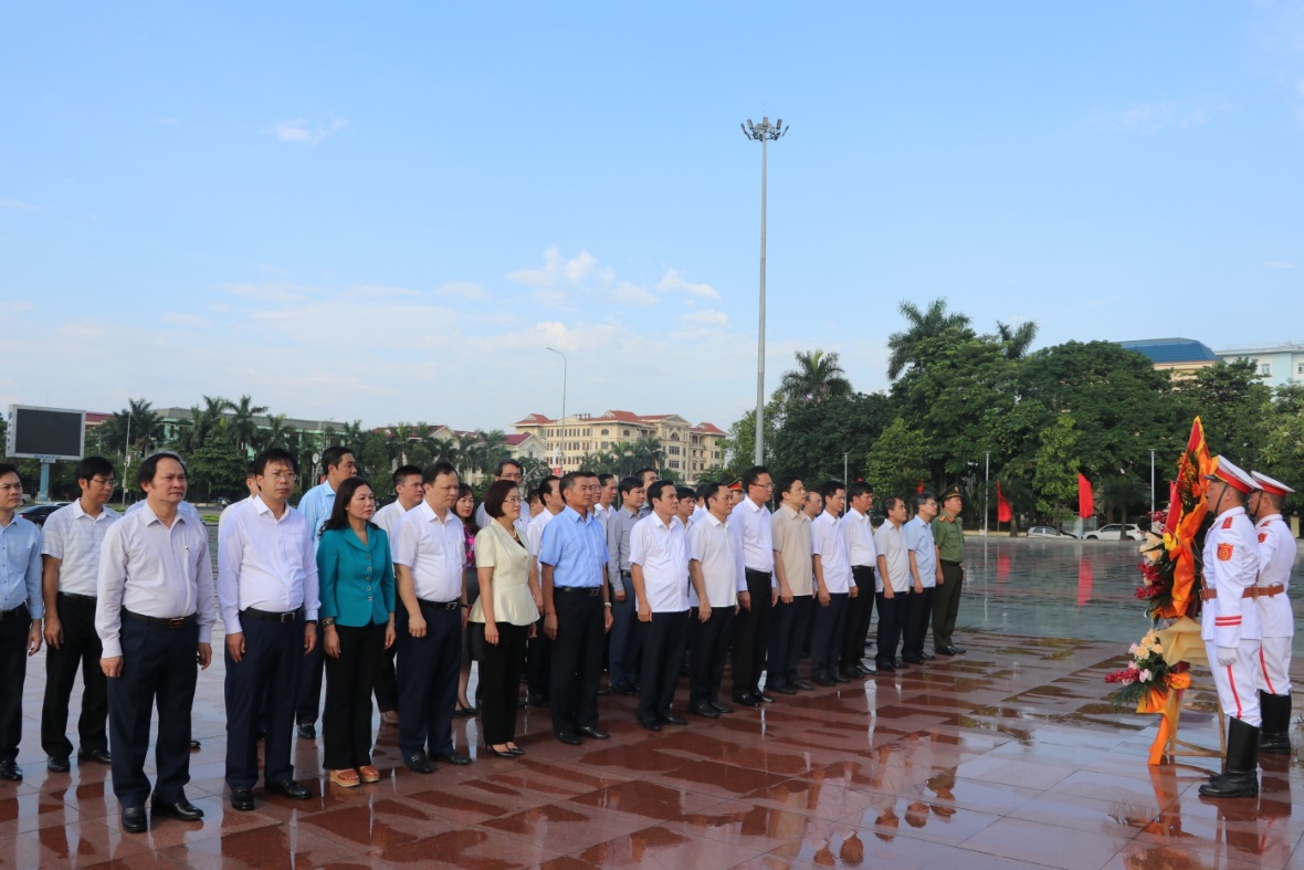 Các đồng chí lãnh đạo tỉnh và thành phố dâng hoa tại tượng đài Tổng Bí thư Nguyễn Văn Linh