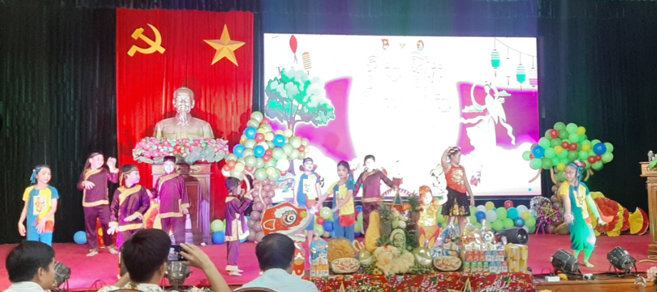 Chi đoàn cơ quan đảng đoàn thể thành ủy phối hợp với chi đoàn cơ quan UBND thành phố tổ chức “Đêm hội trăng rằm” cho các em thiếu nhi