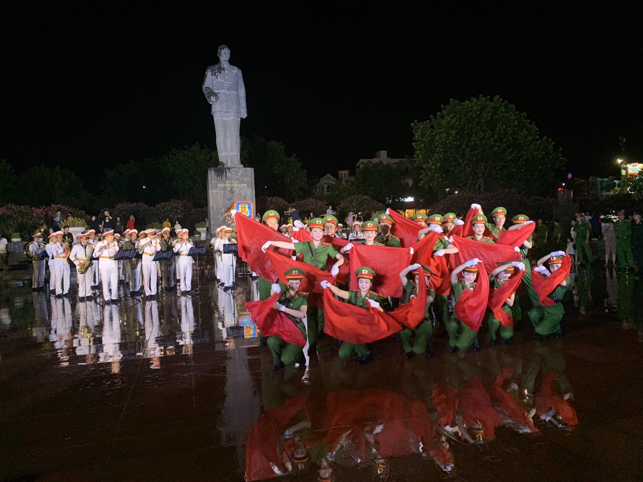 Chương trình biểu diễn nghệ thuật của Đoàn nghi lễ Công an nhân dân tại quảng trường Nguyễn Văn Linh